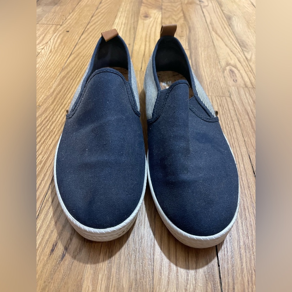 H&M men’s navy casual shoe